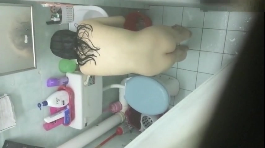 半夜睡不着出租屋趴气窗偷窥两朵身材不错的妹子洗澡