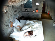 瘦弱小哥泡了个丰满大波女友去开房干累了吃外卖吃饱了给他来个冰火