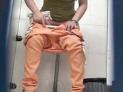 商场排队厕拍系列27 素颜看起来很有邻家感觉的妹子