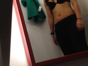 都市丽人精品女装店试衣间偷拍离子烫波浪卷发妹子觉得自己白奶罩不够性感,挑选了一件黑色的