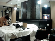 喷血推荐-主题酒店偷拍身材修长漂亮的大学美女私会网友时被迫换上黑丝情趣服干,嫩的连逼毛都没长全