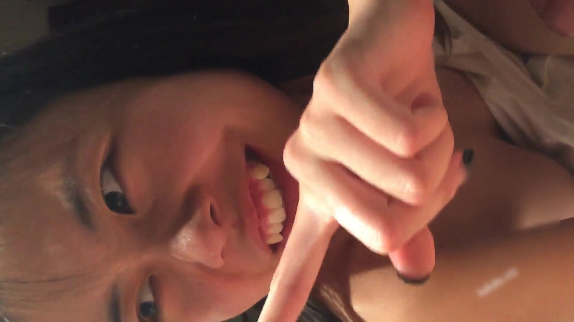 广东某理工大学大三美女班花生日与男友开房 嫩穴被大鸡操出水来 表情痛苦又享受