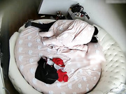 宾馆偷拍白嫩漂亮的良家人妻和男网友见面被带到宾馆要求啪啪,美女不愿意被扒掉衣服连扣带操干的高潮不断!