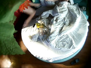 高校附近酒店偷拍奇芭的胖哥内射完女炮友开着手机电筒像考古一样研究她的阴道