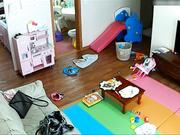 家庭摄像头破解TP有孩子的居家少妇光着腚客厅溜达洗完澡全裸出浴还扒开阴毛浓密的逼检查一下