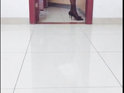 包臀短裙黑丝大长腿美女搽地板时露出性感内裤被男主勾引啪啪说：好爽,你太太什么时候回来,快点,怕她捉奸在床!