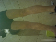 高跟白虎妹子貌似发现了什么 手指对着镜头点了一下