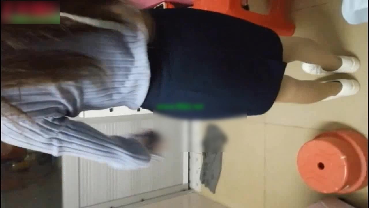 高挑气质的美女保险员为了业绩出租屋私会客户,敏感又骚,内裤还没脱就湿透了,干的淫叫不止,地上喷了一大片水!