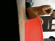 色房东装修留一手在洗澡房下面留一条大缝方便偷窥女租客洗澡