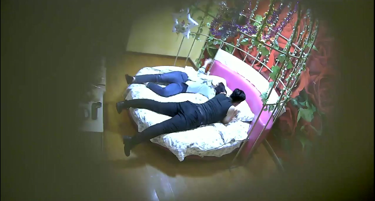 特色情趣酒店鸟笼花房偷拍背心哥和性敏感的相好开房没怎么用力就哎哟的叫