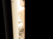 门缝偷拍一位身材棒棒的姑娘洗澡