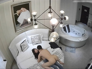 紧身牛仔裤美女和异地网友酒店私会,刚进屋男的就迫不及待的扒掉她裤子干她,连操了2次,美女一直说：轻点,轻点!