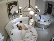 紧身牛仔裤美女和异地网友酒店私会,刚进屋男的就迫不及待的扒掉她裤子干她,连操了2次,美女一直说：轻点,轻点!