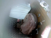 校园附近特色房年轻学生情侣开房爱爱苗条眼镜女友很疯狂女上位猛坐小青年的家伙挺长的