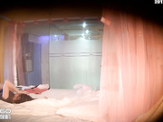 纱帐房偷拍到一对饥渴情侣开房 女主穿的内裤还是蕾丝的