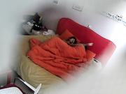 年轻漂亮的长发美女和男友宾馆开房,美女正玩“吃鸡”游戏和别人语音时被男友强插啪啪,边说边呻吟,干了2次!