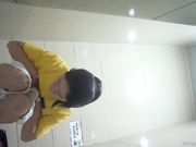 最新商场全景第19部：穿黑色镂空蕾丝内美女店员提裤子时两片肥厚阴唇完全分开了