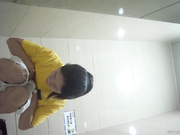 最新商场全景第19部：穿黑色镂空蕾丝内美女店员提裤子时两片肥厚阴唇完全分开了