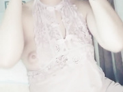 短发妈妈自慰大秀 孩子在旁边玩耍 还很小不懂事 插了好多淫水