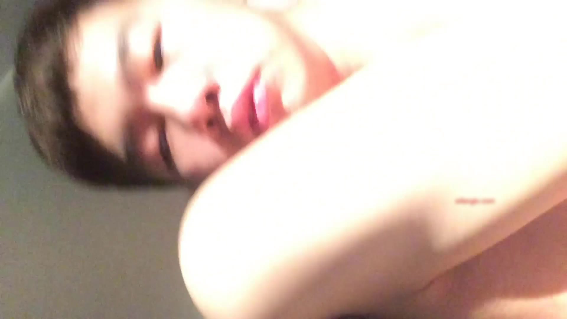 吃宵夜灌倒平时很骚的女同事旅馆开房嘴里说不要下面迎合鸡巴不停抖动表情享受