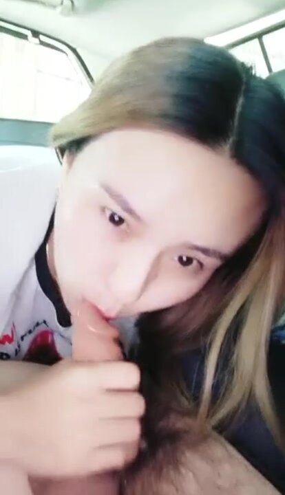 颜值不错的小骚逼被大哥接出来去啪啪，半路就受不了在桥下让她口交，直接射她一口浓精真刺激，骚逼特写自摸奶子