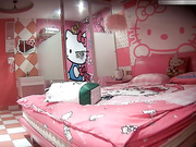 特色宾馆偷拍气质漂亮的高颜值短裤美女和新男友一起旅游玩熟后回到酒店男的就迫不及待要操她,搞了2次!