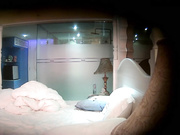 外表清纯漂亮下面却很茂密的大学美女刚进酒店就被中年男强行扯掉短裤先干一炮,洗完澡又被各种猛操,花样真多!