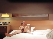 宾馆偷拍-年轻强壮的大屌猛男爆插体型较小漂亮的年轻小美女,各种姿势狠狠干,鸡巴太大女上位时还不敢全坐下去!