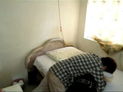 冬瓜哥城中村小旅馆嫖站街妹衣服还没脱就迫不及待把妹子扑到给妹子舔舔逼下面垫着枕头干