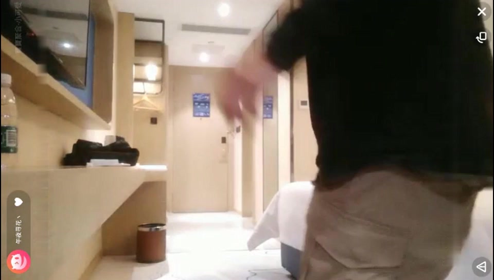 广东男酒店一次约啪2个颜值很不错的兼职援交女玩双飞,男的真厉把2美女搞得都没闲着,轮流换着干,国语!