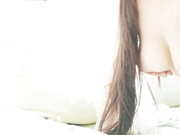 肤白貌美性感的平面美女嫩模高级公寓拍摄大尺度资源时被现场2人看见超粉嫩干净的小穴趁机潜规则啪啪!