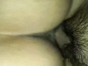 外表清纯文静的气质长发性感美女和男友酒店激情啪啪进镜头自拍,逼毛刮得真干净,干完后还拿着鸡鸡往里插!