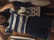 又两个被骗农村妹子简陋房间脱衣展示身体 你看我我看你不好意思脱 不敢直视镜头