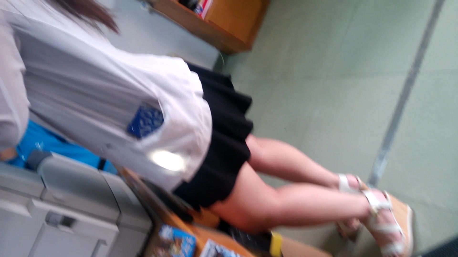 上班时间看到单位女同事打印材料 趁机抄到白丁字内内