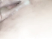 小骚逼露脸性感的红唇灵活的舌头裹着龟头好刺激，开档丝袜主动上位揉捏着奶子让小哥爆草骚逼水多高潮完事洗逼