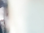 一天不挨草浑身都难受的女人露脸约炮附近的人，大哥躺在床上享受小少妇的口活服务，大鸡巴各种体位把少妇干的浪叫不止