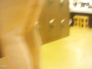 女偷拍客潜入浴室更衣室近距离偷拍几个身材不错的年轻妹子换衣服