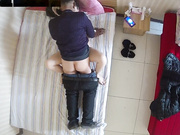 賓館鐘點房拍攝到的中年大叔和騷婦情人開房偷情 貌似幹到一半就軟了只好擼雞巴幹 1080P高清