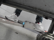 潜入搜查官系列牛逼坑神溜进国内某高校女卫生间隐藏隔间连续TP多位美女学妹上厕所大圆臀妹子正在排卵期