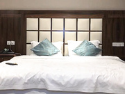 男爵全国探花约了个白衣妹子TP啪啪，沙发舌吻口交舔弄上位骑乘猛操_ev