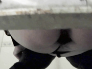 怪盗系列校园坑神溜进国内某所大学女卫生间藏身隔间连续偸拍课间出来方便的学妹赶上几个来大姨妈的