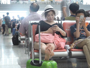 戶外坑神火車站公共衛生間偷拍各式年輕時尚美女如廁噓噓 肥嫩逼逼各異看得讓人欲火焚身 1080P高清原版