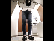 公司餐廳公共衛生間拍攝到的各式白領同事如廁 穿著職業裝大屁股看得誘惑十足 720P高清