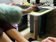 麦穗小姐姐足交，一边玩吃鸡，一边玩弄真鸡，这双足太美啦，足交真是太爽了，一边语音指挥队友快跟上来 ！