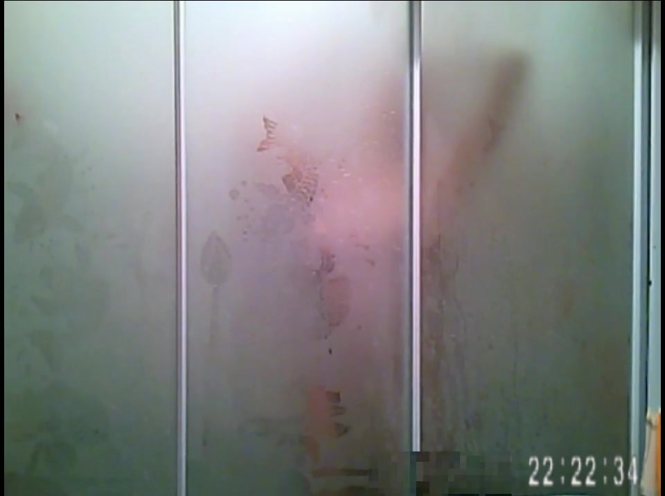 咸湿房东偷拍身材非常赞的小白领洗澡一双坚挺的乳房粉粉的黝黑的逼毛看得人家鸡巴硬邦邦