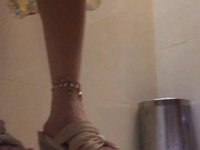 娱乐城女厕猪头术121穿花裙的小少妇嘘嘘