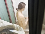 偷看楼上年轻少妇洗澡真美