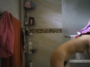 精品推薦 低價出租房攝像頭拍攝漂亮打工妹子沐浴更衣 苗條身材逼毛毛濃密性感 性欲貌似很強啊～720P高清