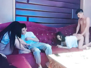 KTV深夜叫了两个妹子玩4P翘起屁股后入撞击