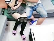 往好友杯里放春药要和他媳妇干逼自己在一旁观看上集